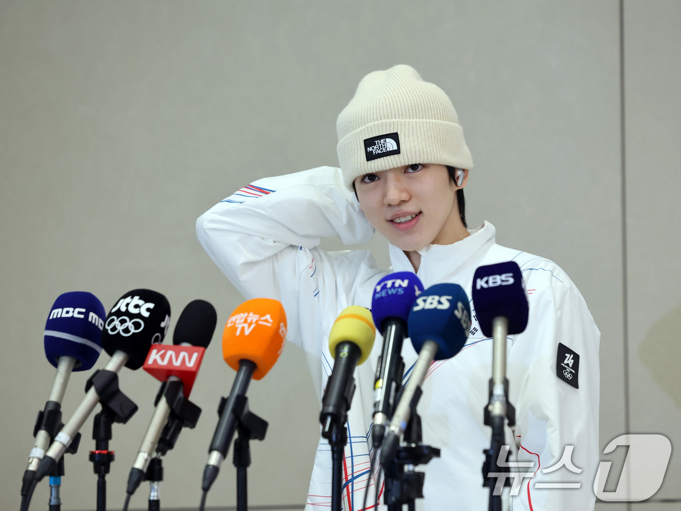 (인천공항=뉴스1) 황기선 기자 = 2026 밀라노·코르티나담페초 동계올림픽 피겨스케이팅 남자 싱글에서 4위를 차지한 차준환이 23일 오후 인천공항을 통해 입국, 취재진 질문에 답 …