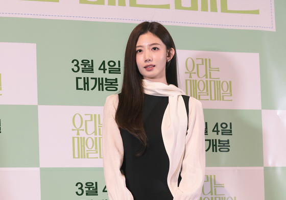 포즈 취하는 최유주