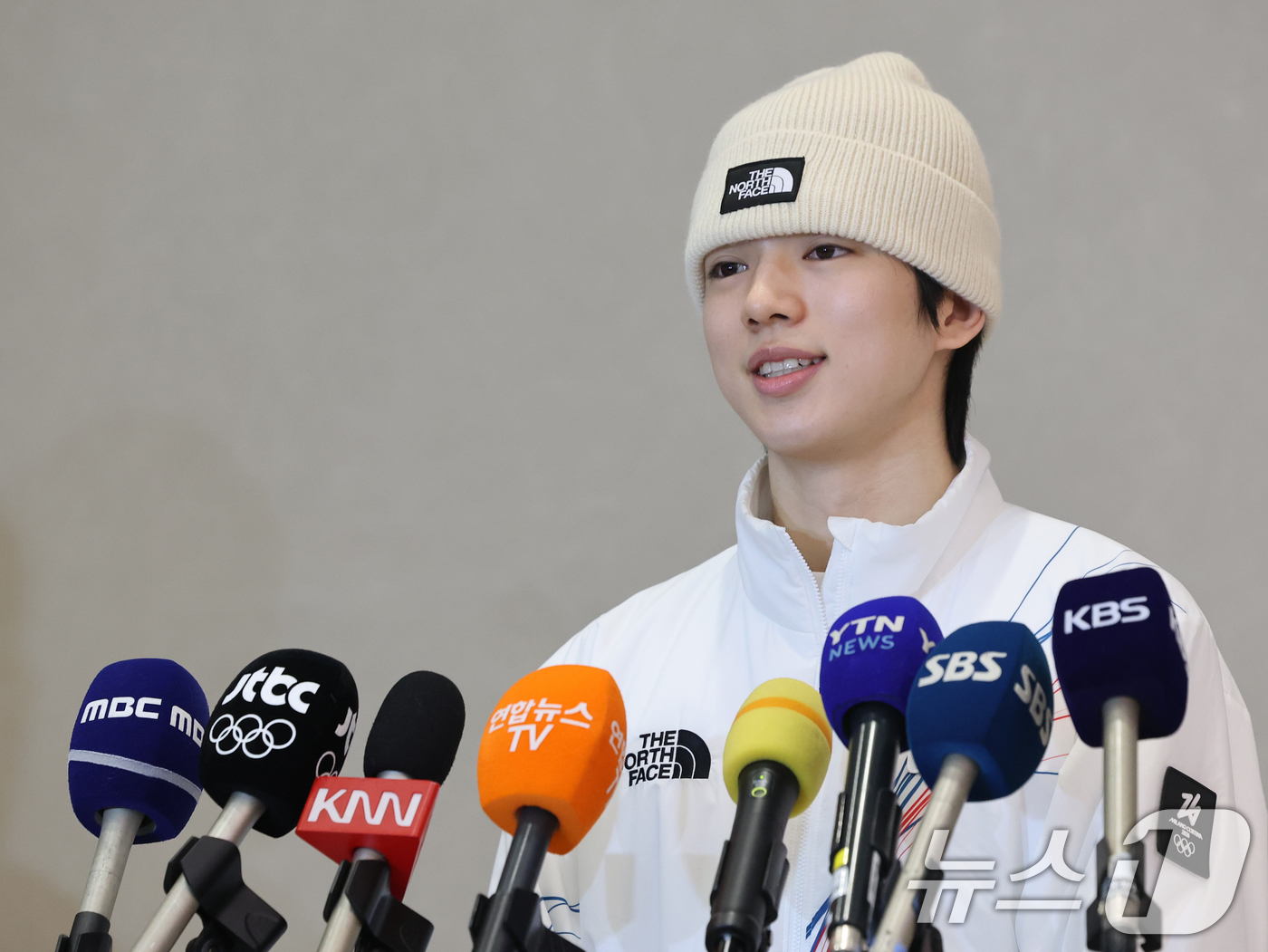 (인천공항=뉴스1) 황기선 기자 = 2026 밀라노·코르티나담페초 동계올림픽 피겨스케이팅 남자 싱글에서 4위를 차지한 차준환이 23일 오후 인천공항을 통해 입국, 취재진 질문에 답 …