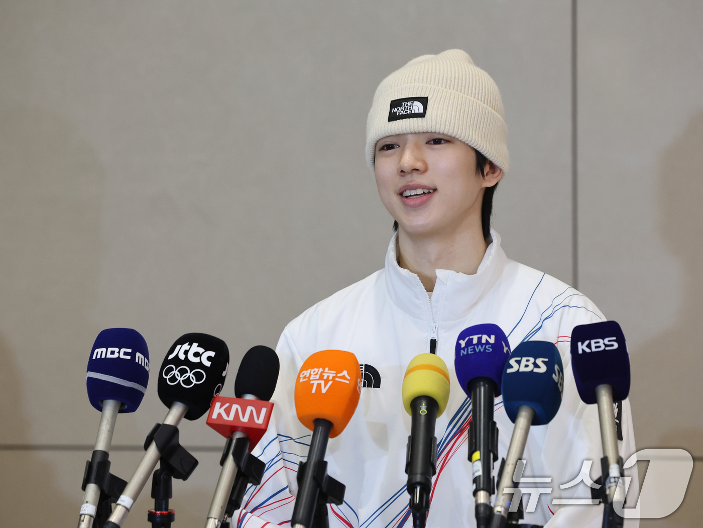 (인천공항=뉴스1) 황기선 기자 = 2026 밀라노·코르티나담페초 동계올림픽 피겨스케이팅 남자 싱글에서 4위를 차지한 차준환이 23일 오후 인천공항을 통해 입국, 취재진 질문에 답 …