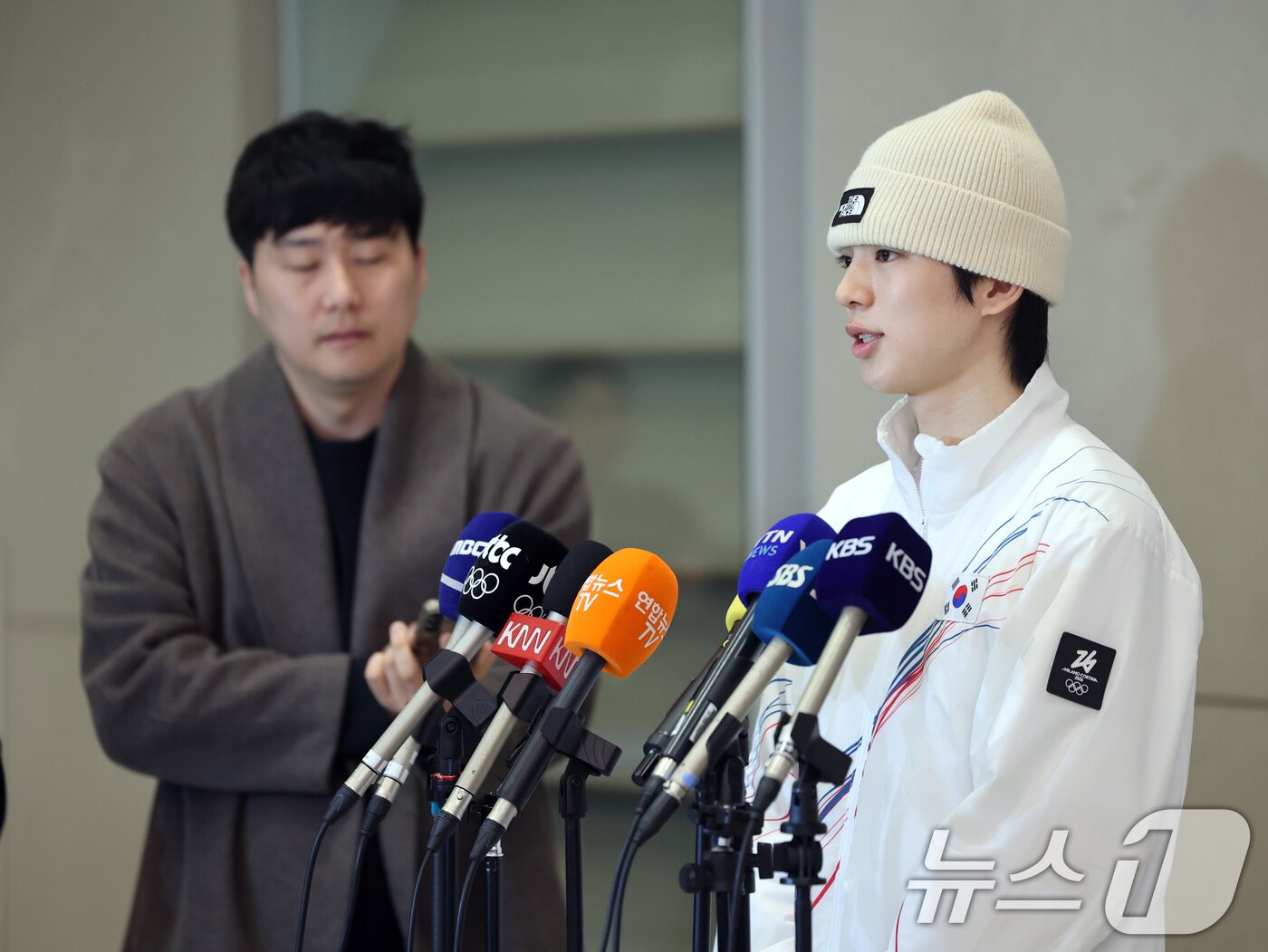 본문 이미지 - 2026 밀라노·코르티나담페초 동계올림픽 피겨스케이팅 남자 싱글에서 4위를 차지한 차준환이 23일 오후 인천공항을 통해 입국, 취재진 질문에 답하고 있다. 2026.2.23 ⓒ 뉴스1 황기선 기자