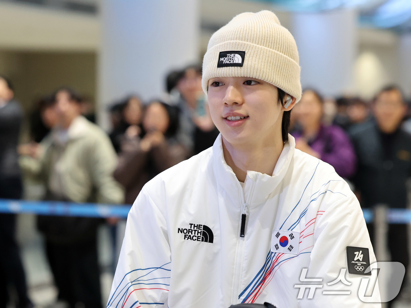 (인천공항=뉴스1) 황기선 기자 = 2026 밀라노·코르티나담페초 동계올림픽 피겨스케이팅 남자 싱글에서 4위를 차지한 차준환이 23일 오후 인천공항을 통해 입국하고 있다.  202 …