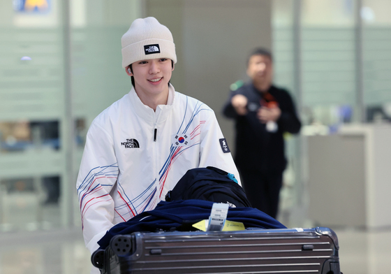 미소 보이며 귀국하는 차준환