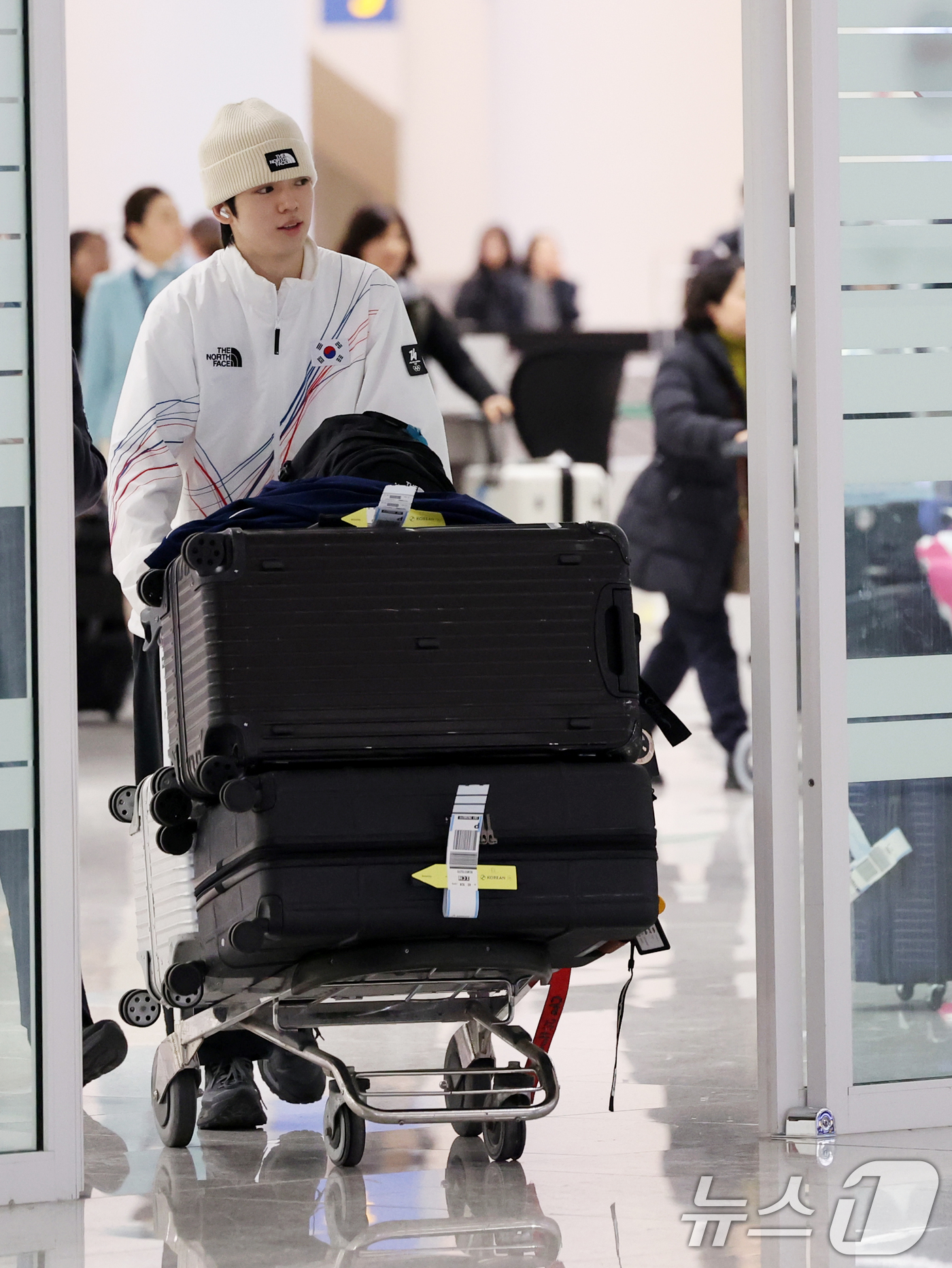 (인천공항=뉴스1) 황기선 기자 = 2026 밀라노·코르티나담페초 동계올림픽 피겨스케이팅 남자 싱글에서 4위를 차지한 차준환이 23일 오후 인천공항을 통해 입국하고 있다.  202 …