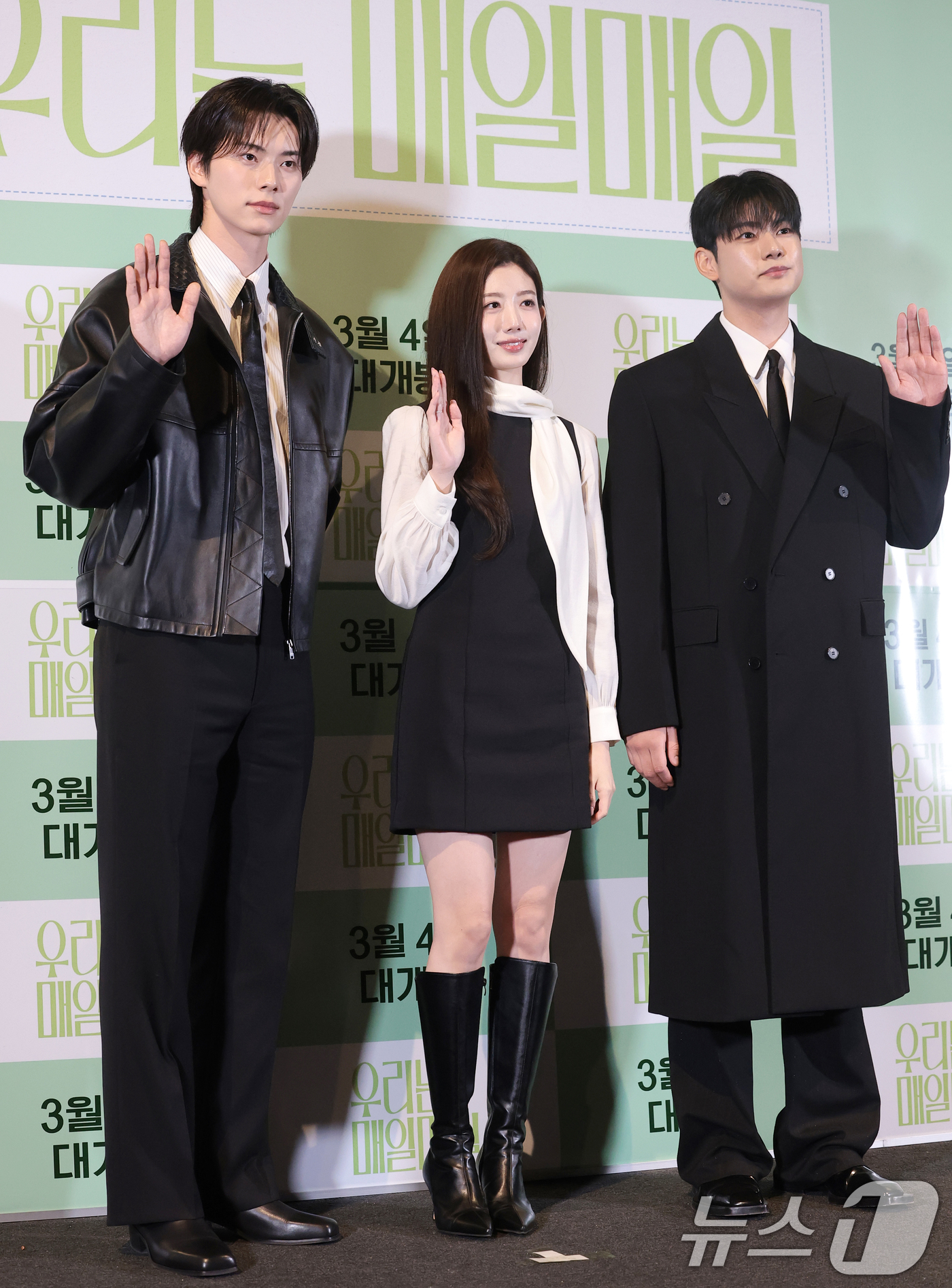 (서울=뉴스1) 권현진 기자 = 배우 이채민(왼쪽부터)과 최유주, 류의현이 23일 서울 용산구 CGV용산아이파크몰에서 열린 영화 ‘우리는 매일매일’ 언론시사 및 기자간담회에서 포즈 …