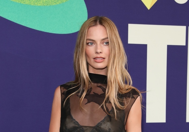 마고 로비, 파격 시스루 의상으로 섹시미 과시…탄탄 복근 [N해외연예]