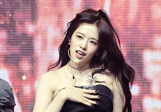 안유진, 블랙홀 같은 매력