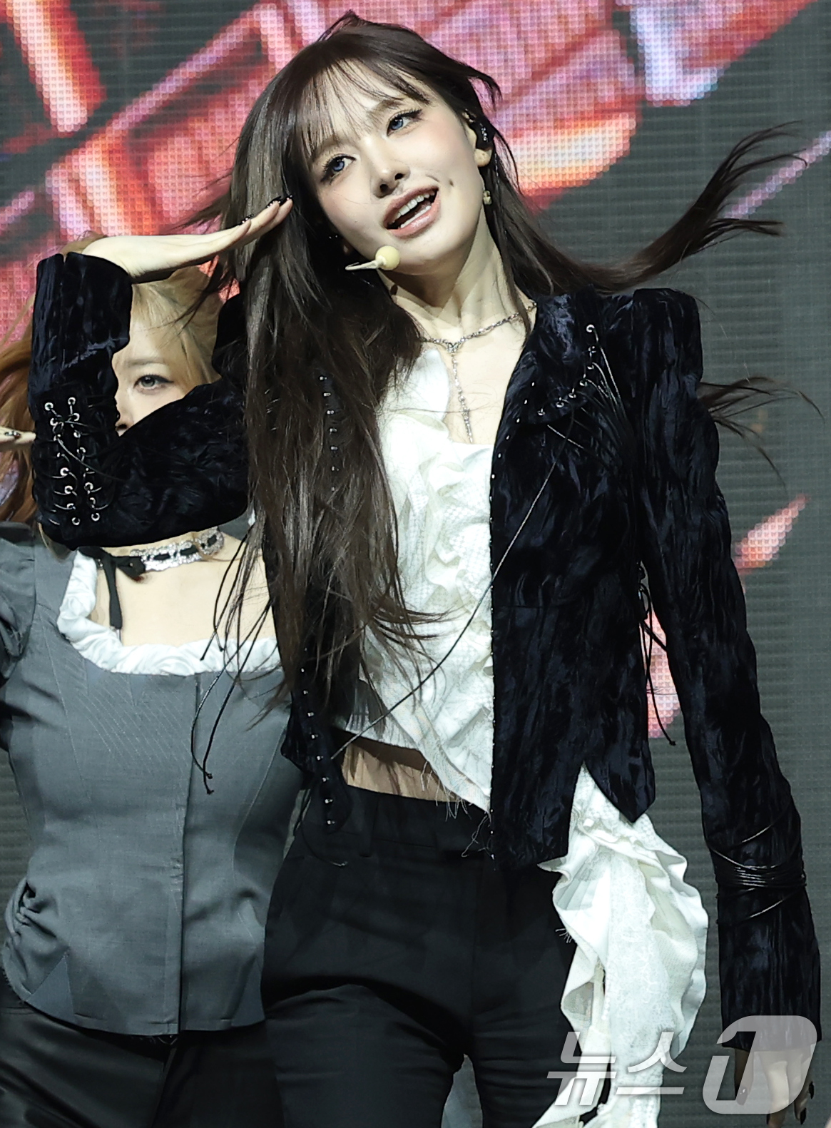 (서울=뉴스1) 권현진 기자 = 그룹 아이브(IVE) 리즈가 23일 서울 광진구 예스24라이브홀에서 가진 정규 2집 'REVIVE+(리바이브 플러스)' 발매 쇼케이스에서 타이틀 곡 …