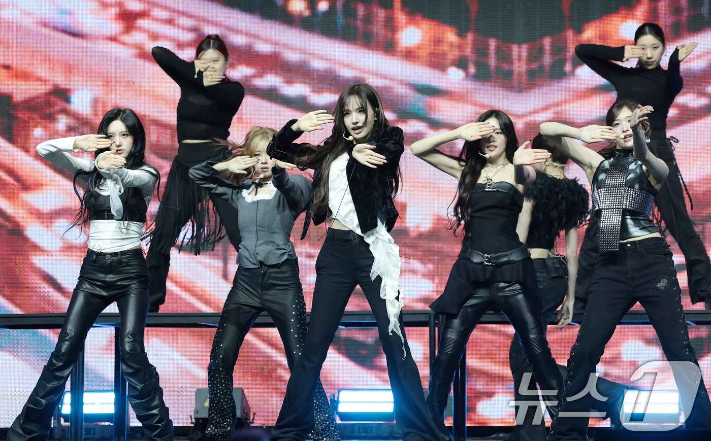 (서울=뉴스1) 권현진 기자 = 그룹 아이브(IVE)가 23일 서울 광진구 예스24라이브홀에서 가진 정규 2집 'REVIVE+(리바이브 플러스)' 발매 쇼케이스에서 타이틀 곡 ‘블 …