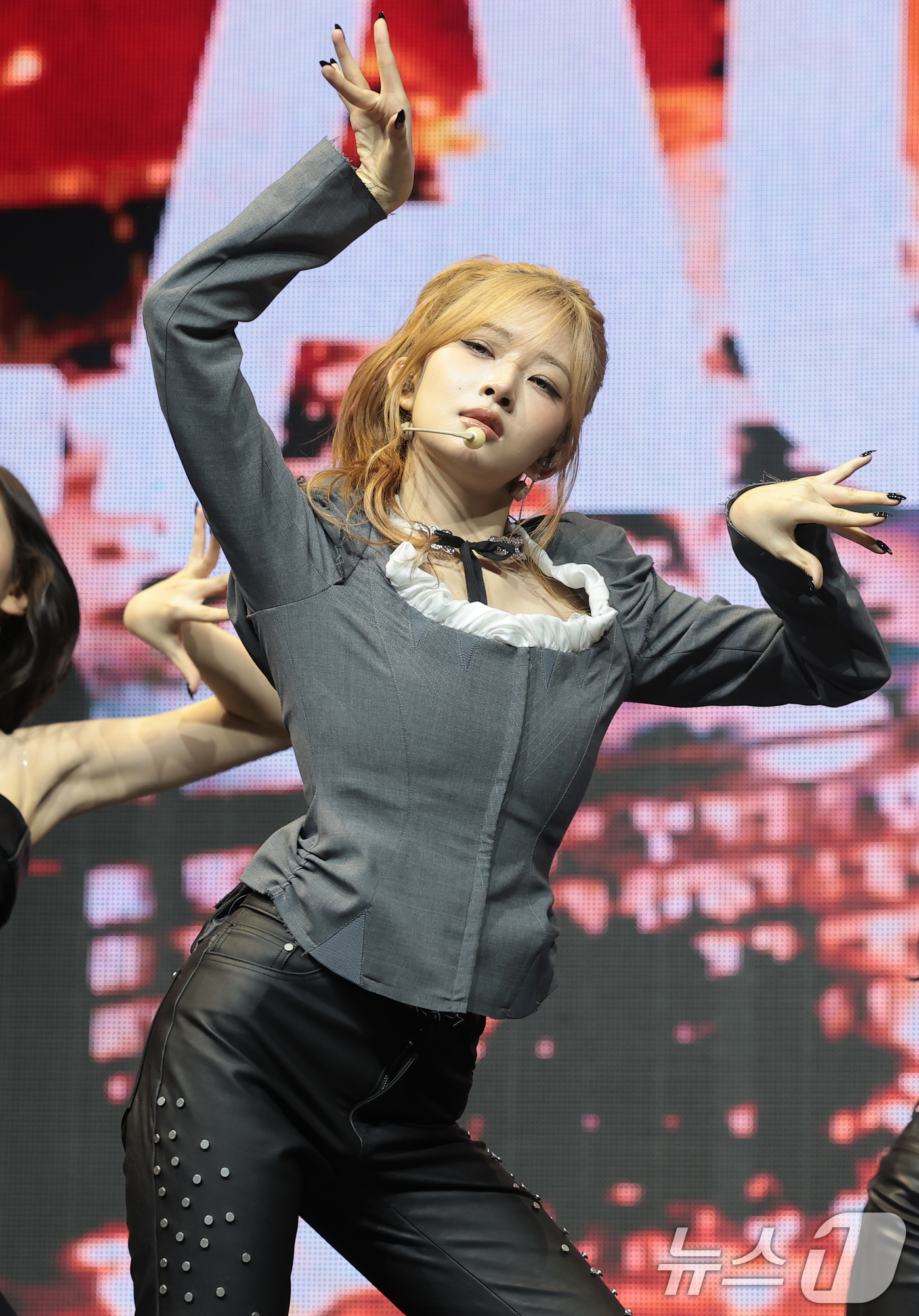 (서울=뉴스1) 권현진 기자 = 그룹 아이브(IVE) 레이가 23일 서울 광진구 예스24라이브홀에서 가진 정규 2집 'REVIVE+(리바이브 플러스)' 발매 쇼케이스에서 타이틀 곡 …