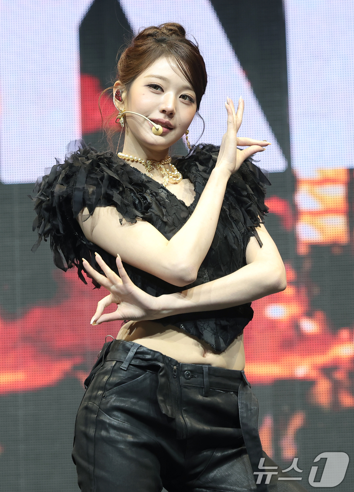 (서울=뉴스1) 권현진 기자 = 그룹 아이브(IVE) 장원영이 23일 서울 광진구 예스24라이브홀에서 가진 정규 2집 'REVIVE+(리바이브 플러스)' 발매 쇼케이스에서 타이틀 …