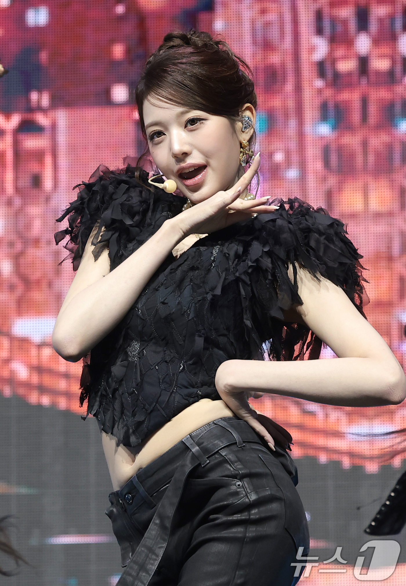 (서울=뉴스1) 권현진 기자 = 그룹 아이브(IVE) 장원영이 23일 서울 광진구 예스24라이브홀에서 가진 정규 2집 'REVIVE+(리바이브 플러스)' 발매 쇼케이스에서 타이틀 …