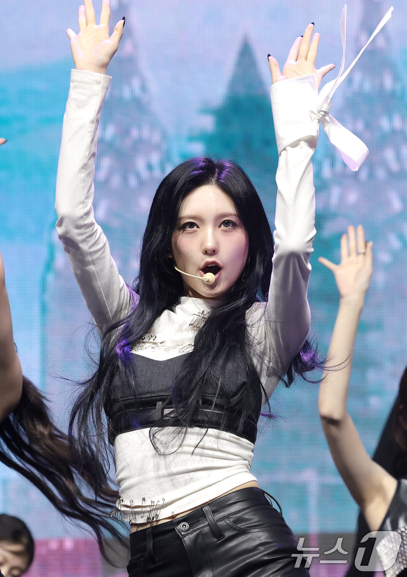 (서울=뉴스1) 권현진 기자 = 그룹 아이브(IVE) 가을이 23일 서울 광진구 예스24라이브홀에서 가진 정규 2집 'REVIVE+(리바이브 플러스)' 발매 쇼케이스에서 타이틀 곡 …