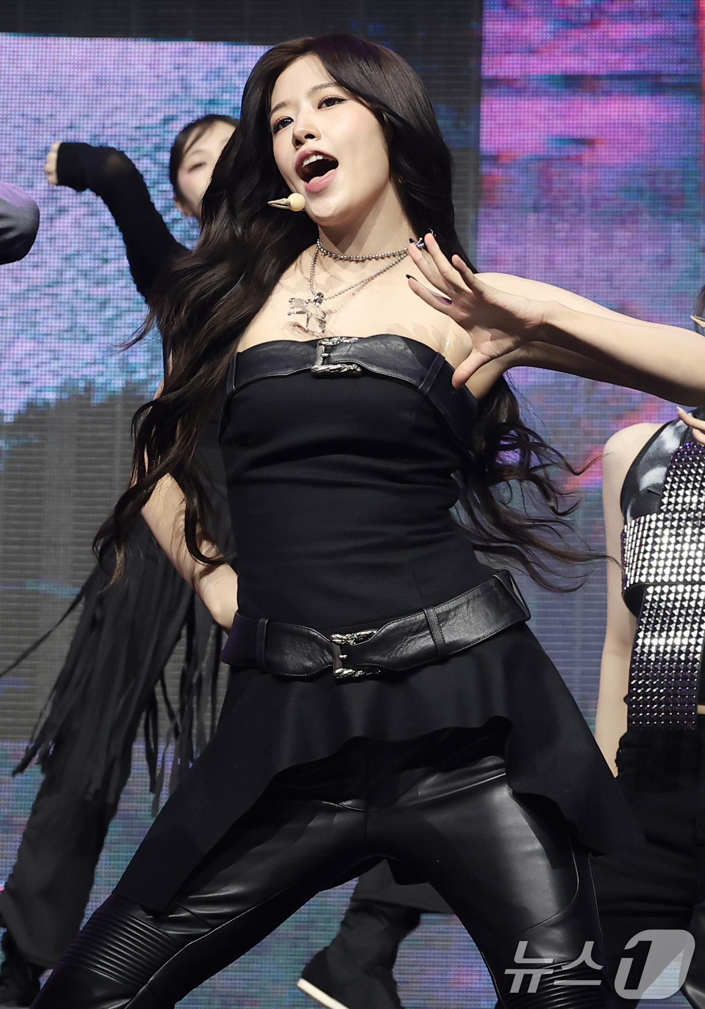 (서울=뉴스1) 권현진 기자 = 그룹 아이브(IVE) 안유진이 23일 서울 광진구 예스24라이브홀에서 가진 정규 2집 'REVIVE+(리바이브 플러스)' 발매 쇼케이스에서 타이틀 …