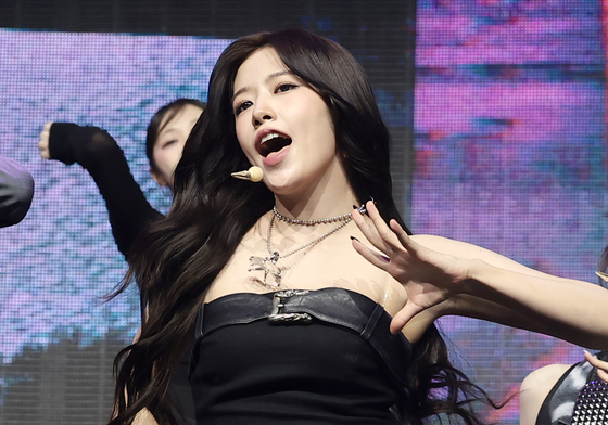 안유진, 자체발광 무대