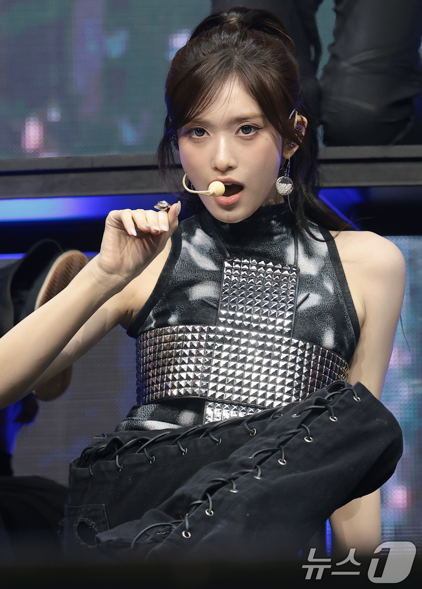 (서울=뉴스1) 권현진 기자 = 그룹 아이브(IVE) 이서가 23일 서울 광진구 예스24라이브홀에서 가진 정규 2집 'REVIVE+(리바이브 플러스)' 발매 쇼케이스에서 타이틀 곡 …