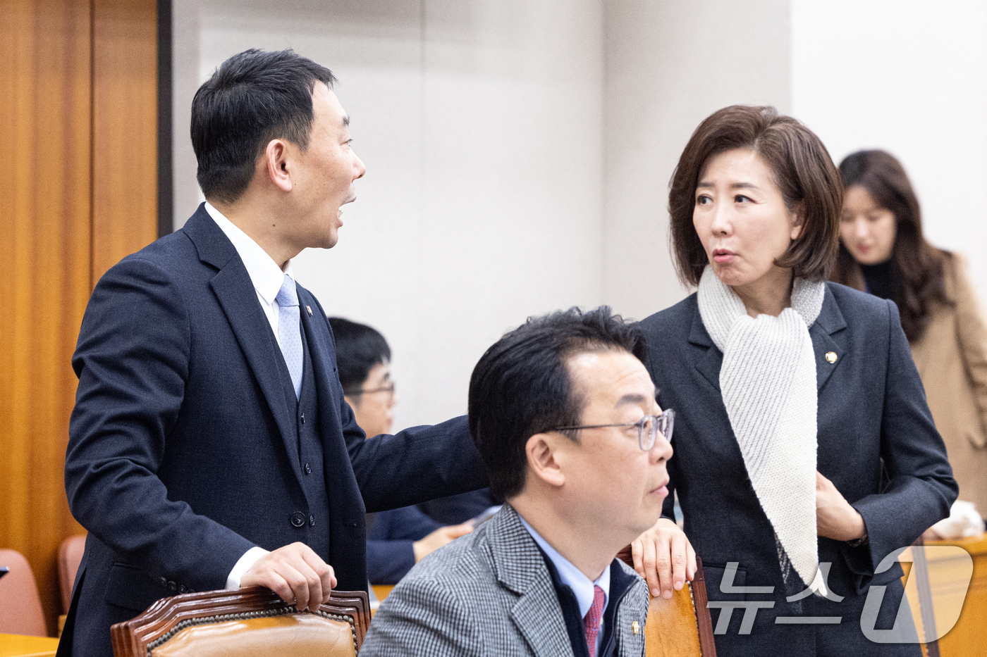(서울=뉴스1) 이승배 기자 = 23일 서울 여의도 국회에서 열린 제432회국회(임시회) 법제사법위원회 제3회 전체회의에서 김용민 더불어민주당 의원과 나경원 국민의힘 의원이 대화하 …