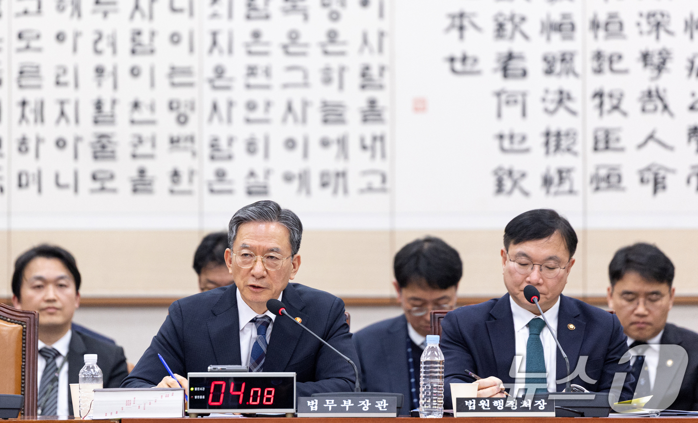 (서울=뉴스1) 이승배 기자 = 23일 서울 여의도 국회에서 열린 제432회국회(임시회) 법제사법위원회 제3회 전체회의에서 정성호 법무부 장관이 의원 질의에 답변하고 있다. 202 …