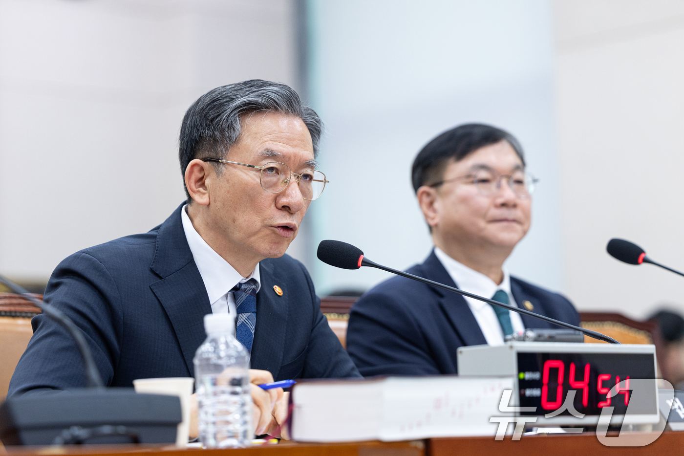 (서울=뉴스1) 이승배 기자 = 23일 서울 여의도 국회에서 열린 제432회국회(임시회) 법제사법위원회 제3회 전체회의에서 정성호 법무부 장관이 의원 질의에 답변하고 있다. 202 …