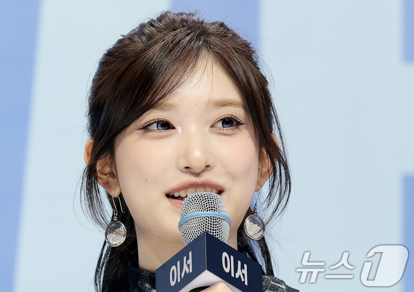 (서울=뉴스1) 권현진 기자 = 그룹 아이브(IVE) 이서가 23일 서울 광진구 예스24라이브홀에서 가진 정규 2집 'REVIVE+(리바이브 플러스)' 발매 쇼케이스에서 컴백 인사 …