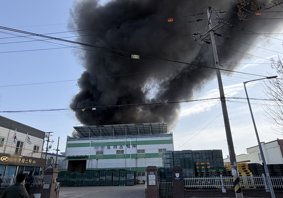 나주 플라스틱 공장 화재…30분 만에 초진