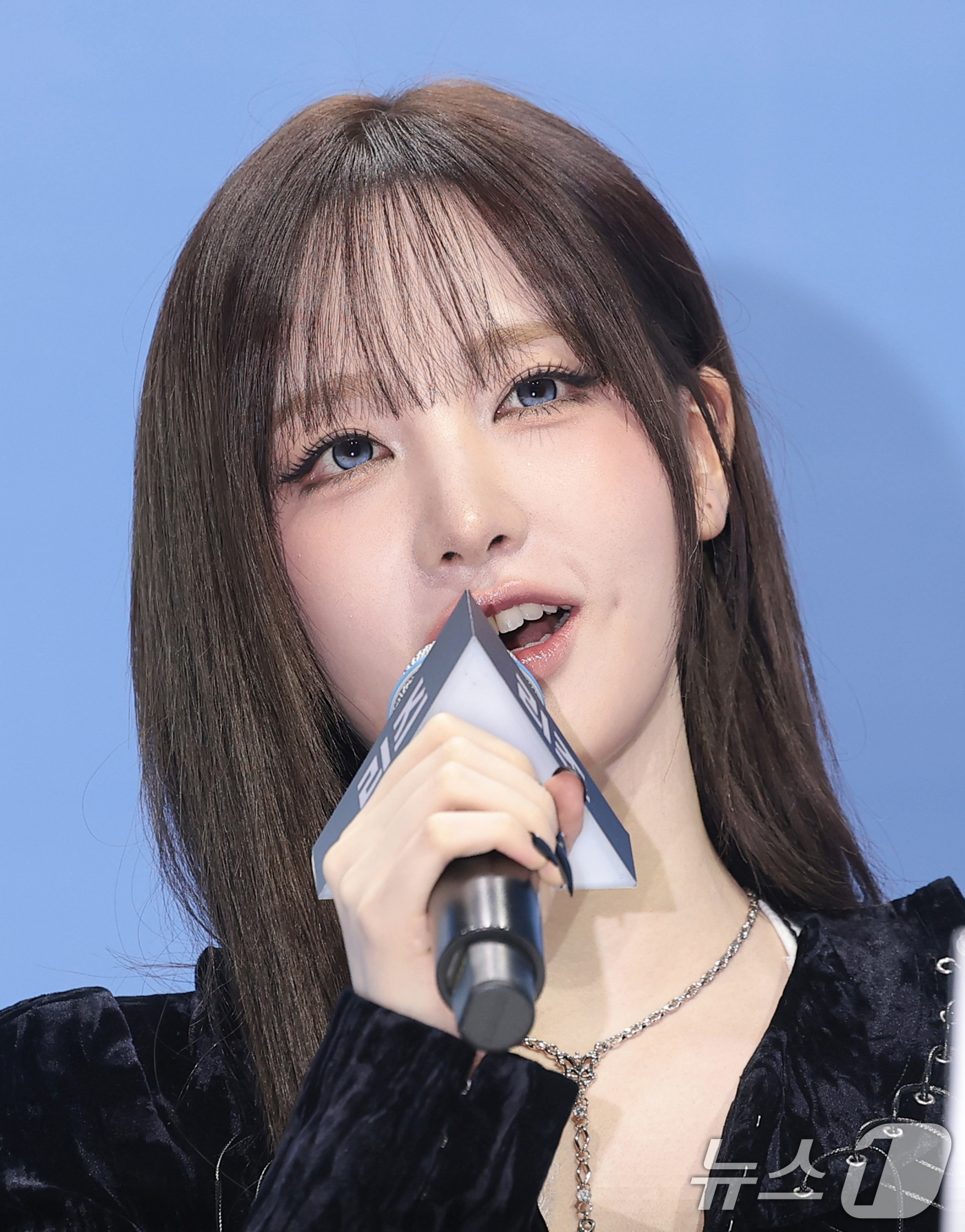 (서울=뉴스1) 권현진 기자 = 그룹 아이브(IVE) 리즈가 23일 서울 광진구 예스24라이브홀에서 가진 정규 2집 'REVIVE+(리바이브 플러스)' 발매 쇼케이스에서 컴백 인사 …