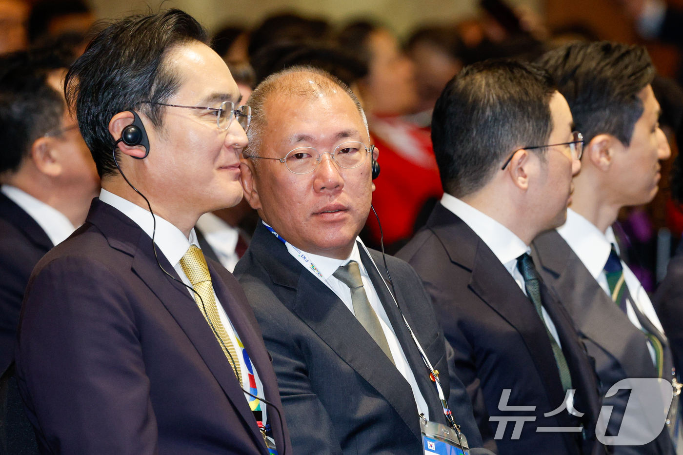 (서울=뉴스1) 안은나 기자 = 이재용 삼성전자 회장과 정의선 현대차그룹 회장이 23일 오후 서울 중구 롯데호텔에서 열린 한-브라질 비지니스 포럼에 참석해 대화하고 있다. 2026 …