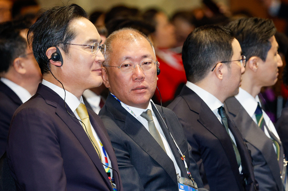 이재용 회장과 대화하는 정의선 회장