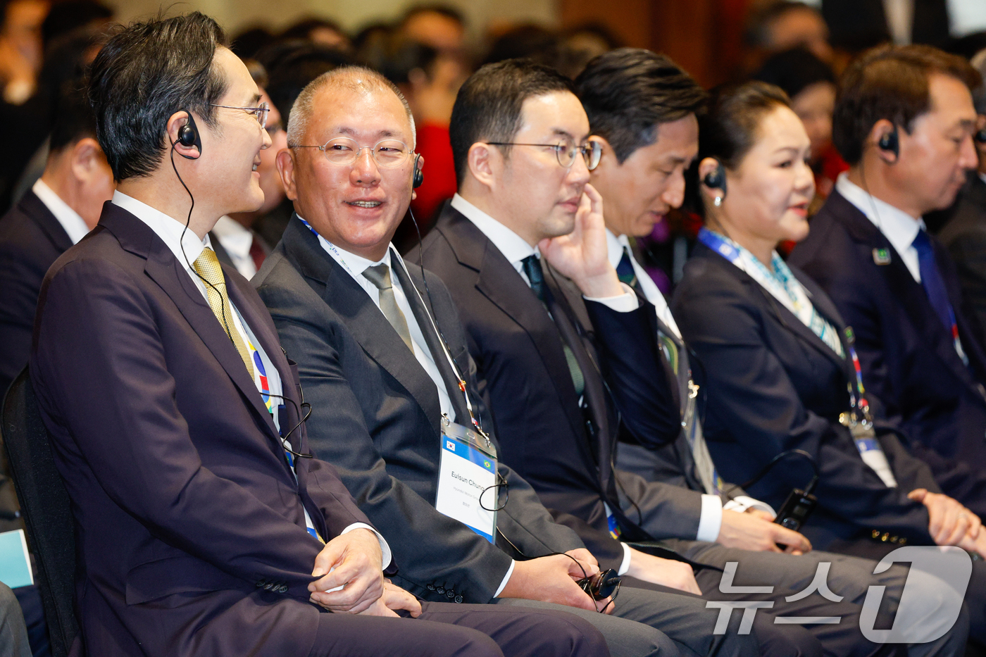 (서울=뉴스1) 안은나 기자 = 이재용 삼성전자 회장과 정의선 현대차그룹 회장이 23일 오후 서울 중구 롯데호텔에서 열린 한-브라질 비지니스 포럼에 참석해 대화하고 있다. 왼쪽부터 …