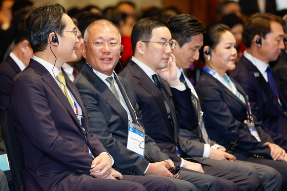 웃으며 대화 나누는 이재용·정의선 회장