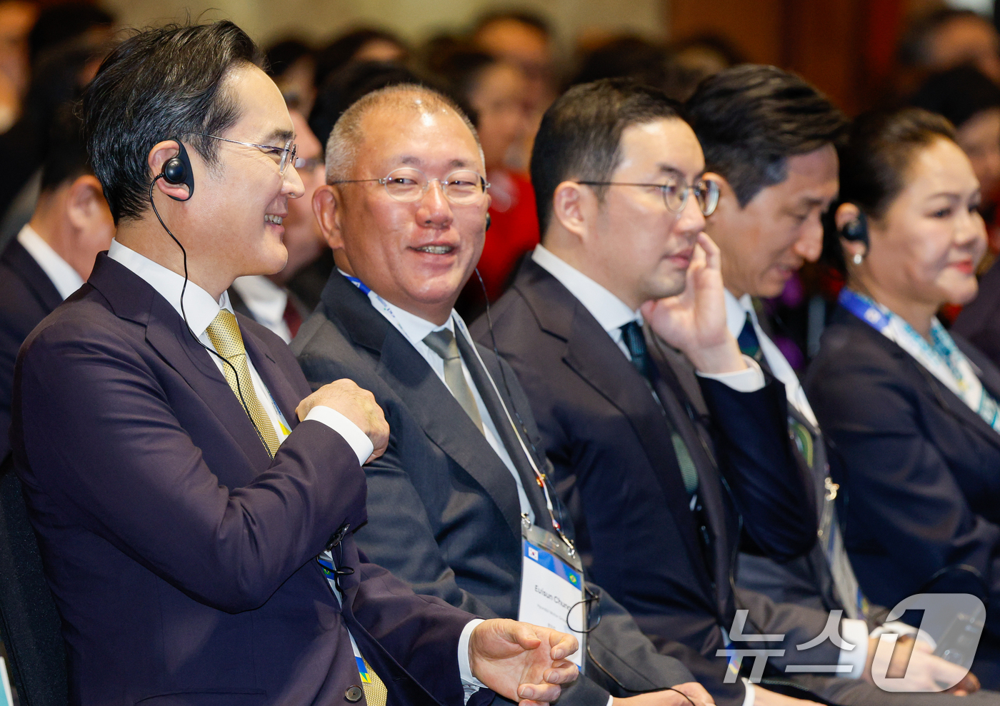 (서울=뉴스1) 안은나 기자 = 이재용 삼성전자 회장과 정의선 현대차그룹 회장이 23일 오후 서울 중구 롯데호텔에서 열린 한-브라질 비지니스 포럼에 참석해 대화하고 있다. 왼쪽부터 …