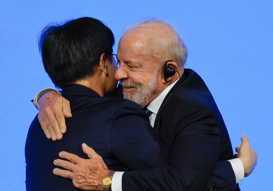 김정관 산업장관 포옹하는 룰라 대통령