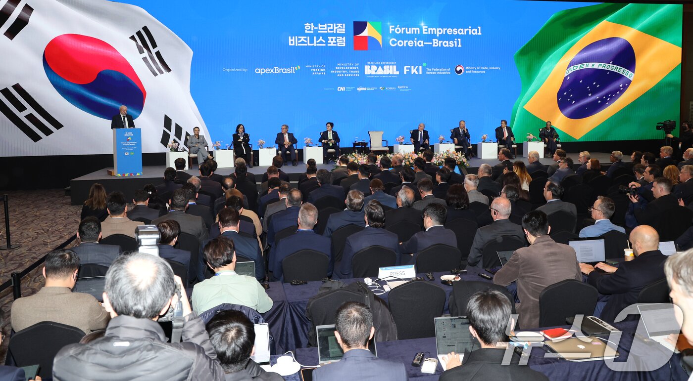 본문 이미지 - 루이스 이나시우 룰라 다 시우바(Luiz Inácio Lula da Silva) 브라질 대통령이 23일 오후 서울 중구 롯데호텔에서 열린 한-브라질 비지니스 포럼에 참석해 기조연설을 하고 있다. 2026.2.23 ⓒ 뉴스1 안은나 기자