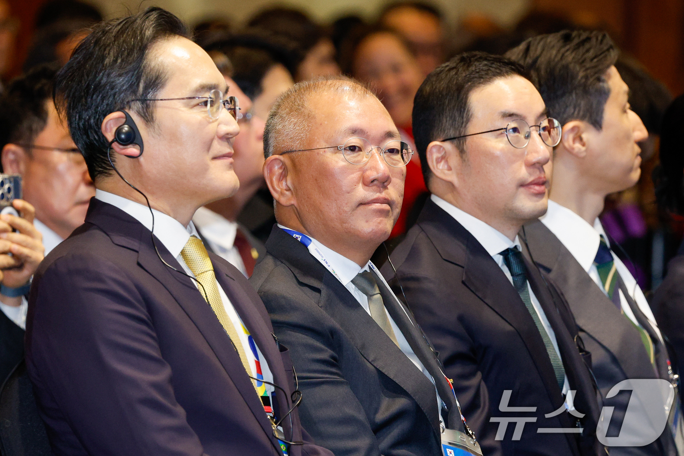(서울=뉴스1) 안은나 기자 = 이재용 삼성전자 회장(왼쪽부터), 정의선 현대차그룹 회장, 구광모 LG그룹 회장, 정기선 HD현대 회장이 23일 오후 서울 중구 롯데호텔에서 열린 …
