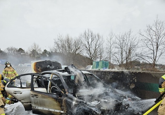 경부고속도로 청주 IC 부근서 추돌사고…2명 경상