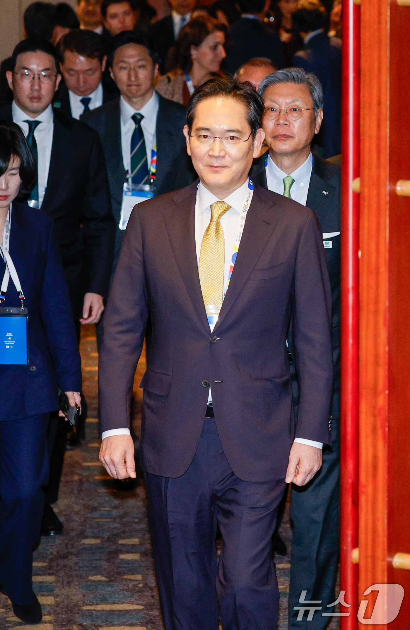 (서울=뉴스1) 안은나 기자 = 이재용 삼성전자 회장, 정의선 현대차그룹 회장, 구광모 LG그룹 회장, 정기선 HD현대 회장, 김창범 한국경제인협회 부회장이 23일 오후 서울 중구 …