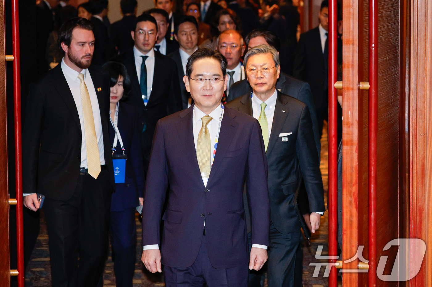 (서울=뉴스1) 안은나 기자 = 이재용 삼성전자 회장, 정의선 현대차그룹 회장, 구광모 LG그룹 회장, 정기선 HD현대 회장, 김창범 한국경제인협회 부회장이 23일 오후 서울 중구 …