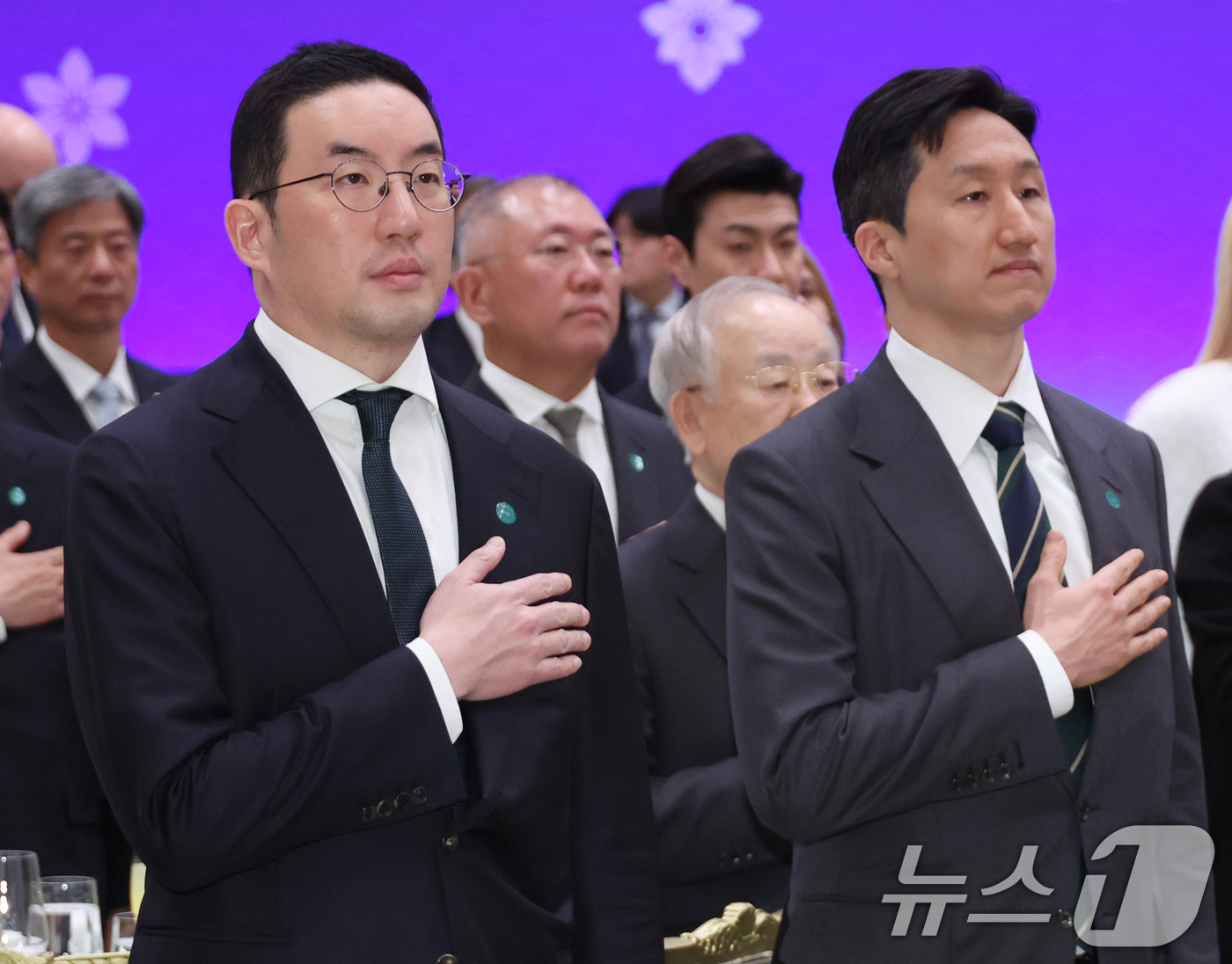 (서울=뉴스1) 이재명 기자 = 구광모 LG그룹 회장(왼쪽)과 정기선 HD현대 회장이 23일 청와대에서 열린 이재명 대통령 주최 루이스 이나시우 룰라 다시우바 브라질 대통령 국빈방 …