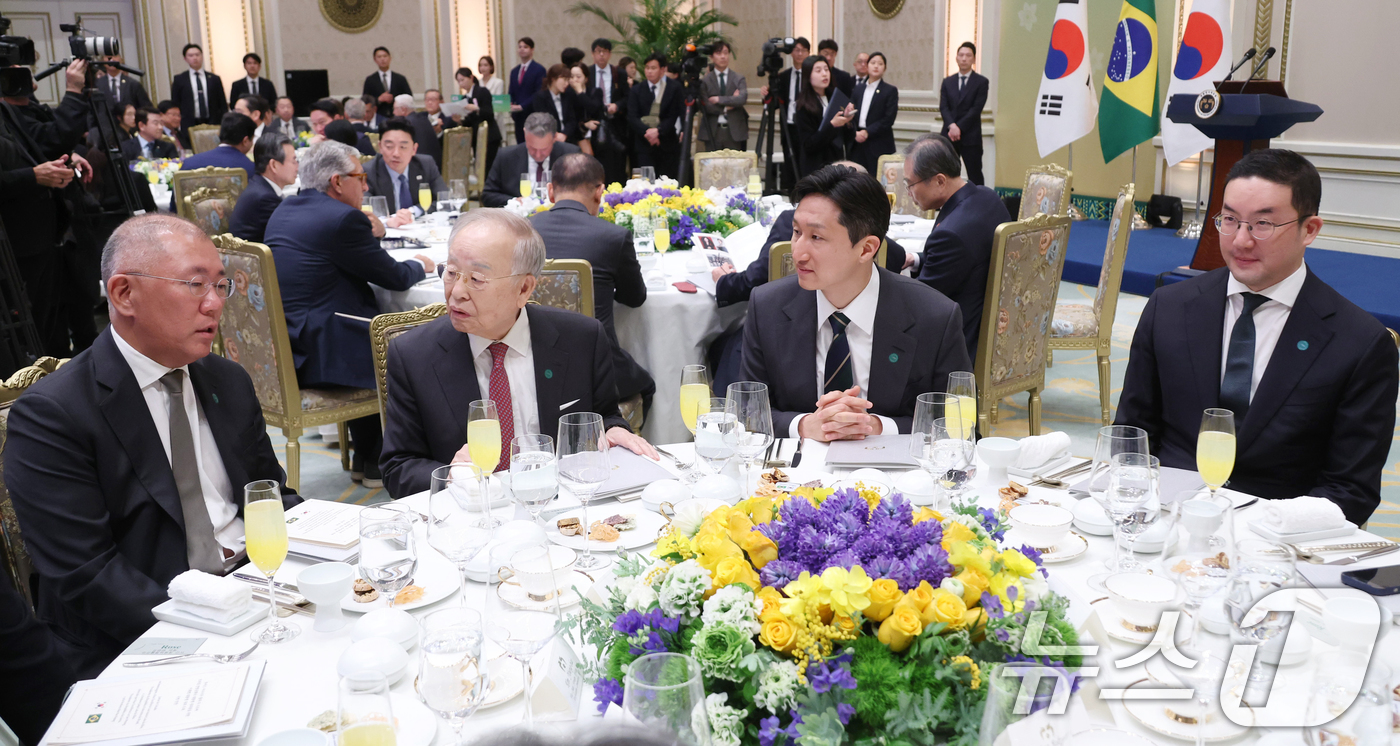 (서울=뉴스1) 이재명 기자 = 정의선 현대차그룹 회장(왼쪽부터)과 손경식 한국경영자총협회 회장, 정기선 HD현대 회장, 구광모 LG그룹 회장이 23일 청와대에서 열린 이재명 대통 …