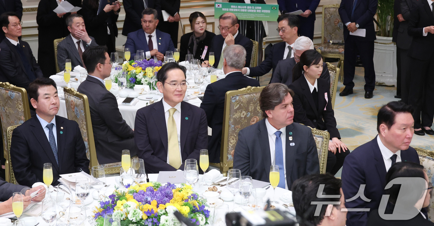 (서울=뉴스1) 이재명 기자 = 이재용 삼성전자 회장(왼쪽 두 번째)과 최태원 대한상공회의소 회장(오른쪽 첫 번째)이 23일 청와대에서 열린 이재명 대통령 주최 루이스 이나시우 룰 …