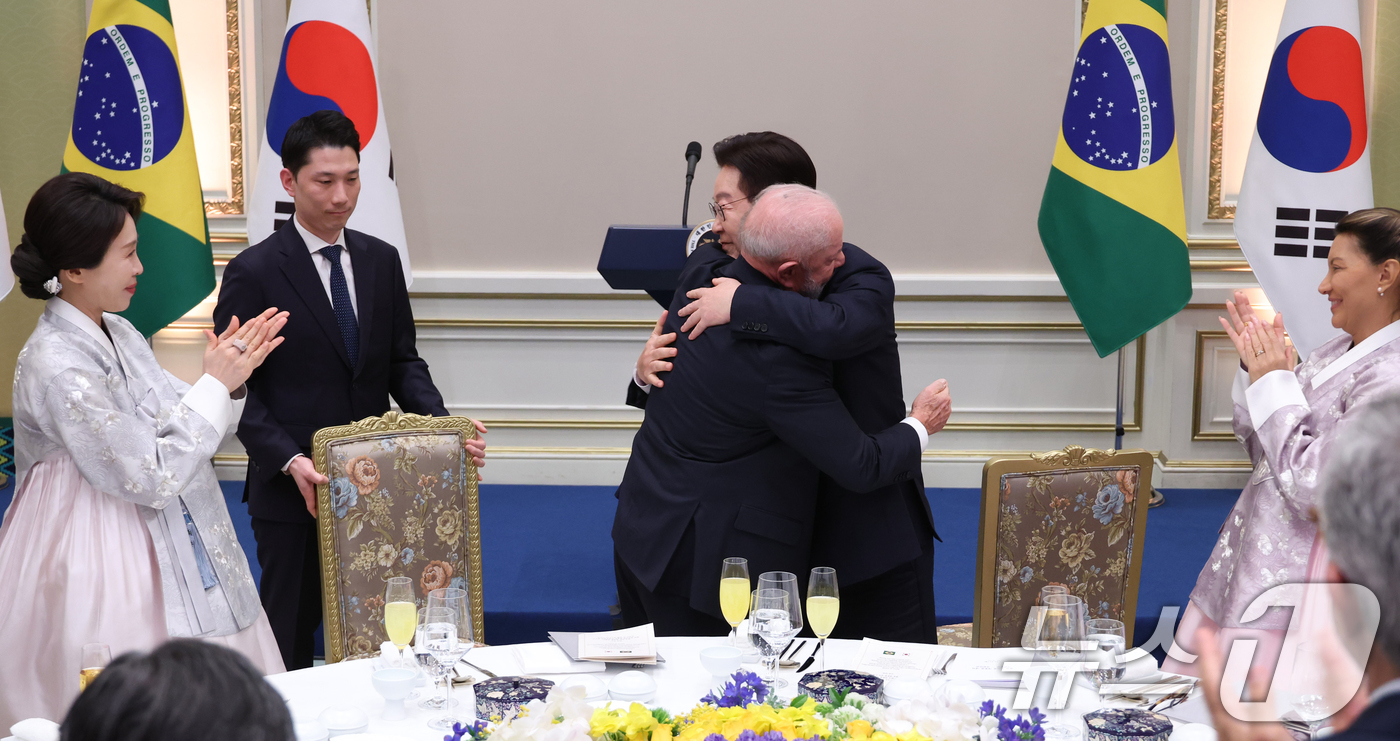 (서울=뉴스1) 이재명 기자 = 이재명 대통령과 루이스 이나시우 룰라 다시우바 브라질 대통령이 23일 청와대에서 열린 국빈 방한 환영 만찬에서 포옹을 하고 있다. (청와대통신사진기 …