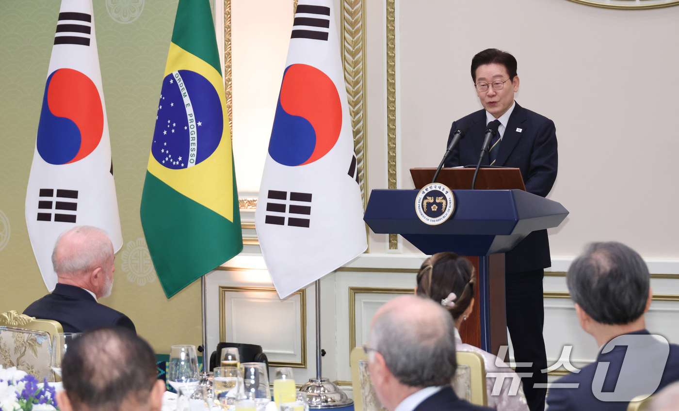 (서울=뉴스1) 이재명 기자 = 이재명 대통령이 23일 청와대에서 열린 루이스 이나시우 룰라 다시우바 브라질 대통령 국빈 방한 환영 만찬에서 환영사를 하고 있다. (청와대통신사진기 …