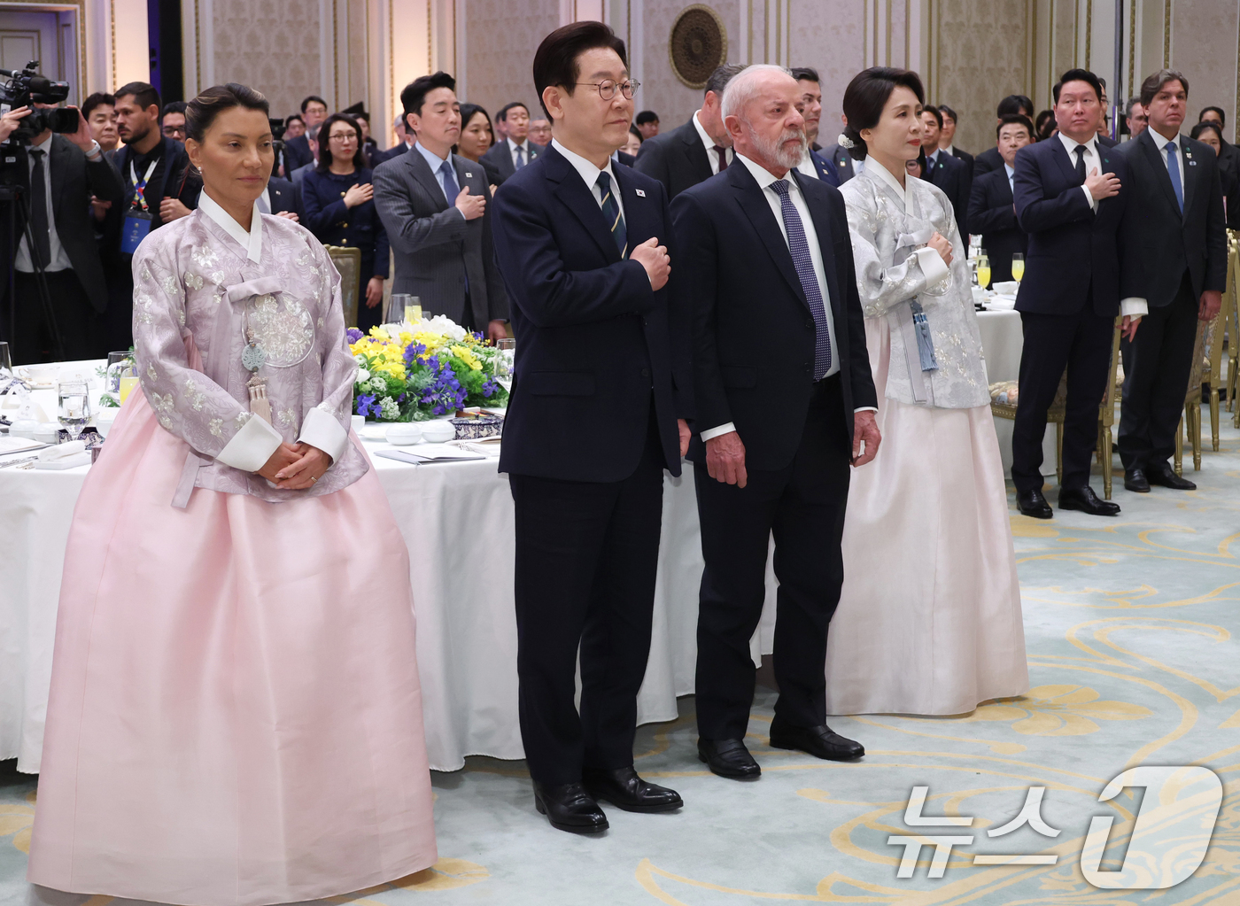 (서울=뉴스1) 이재명 기자 = 이재명 대통령이 23일 청와대에서 열린 루이스 이나시우 룰라 다시우바 브라질 대통령 국빈 방한 환영 만찬에서 국민의례를 하고 있다.왼쪽부터 루이스 …