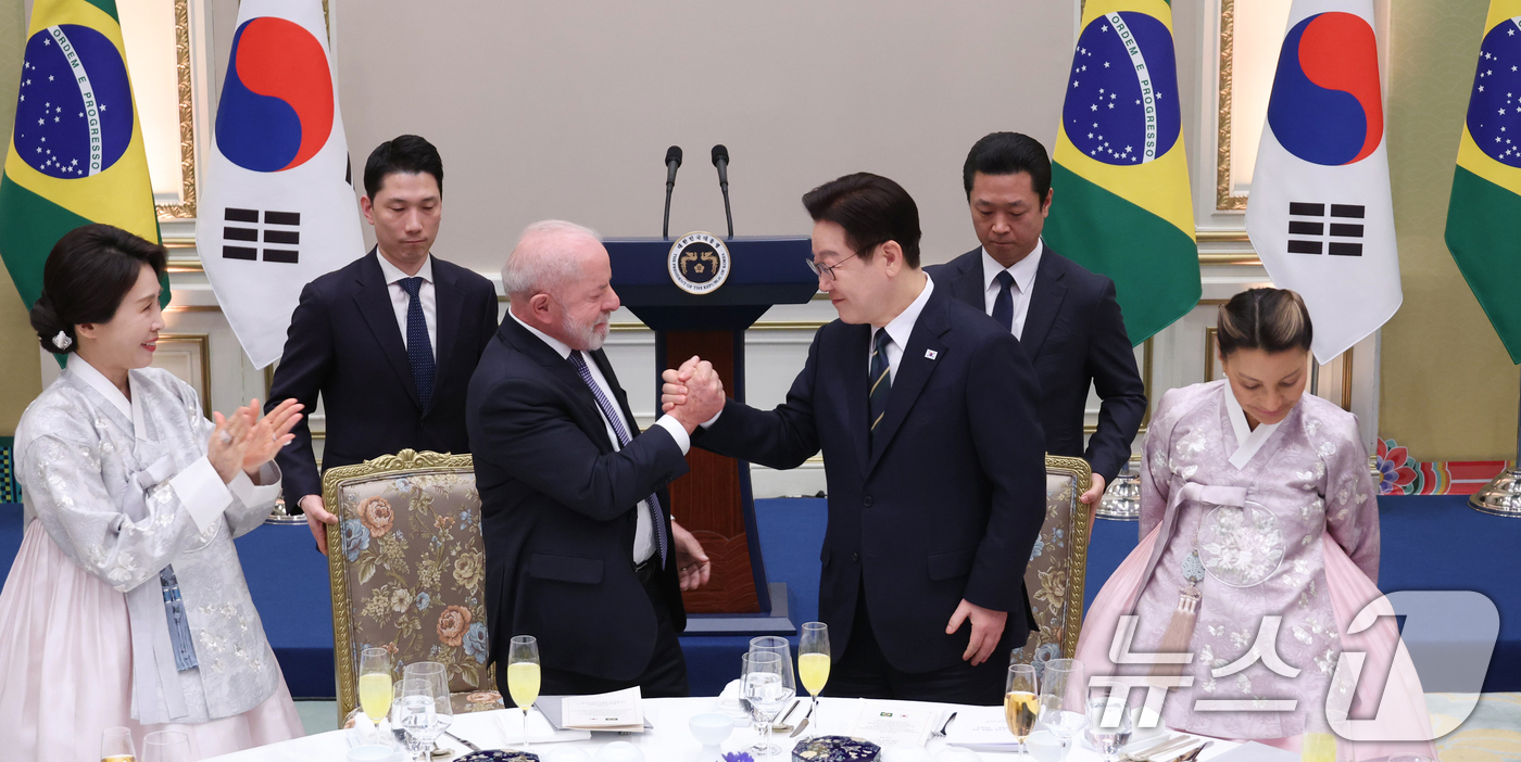(서울=뉴스1) 이재명 기자 = 이재명 대통령과 루이스 이나시우 룰라 다시우바 브라질 대통령이 23일 청와대에서 열린 국빈 방한 환영 만찬에서 손을 맞잡고 있다. (청와대통신사진기 …