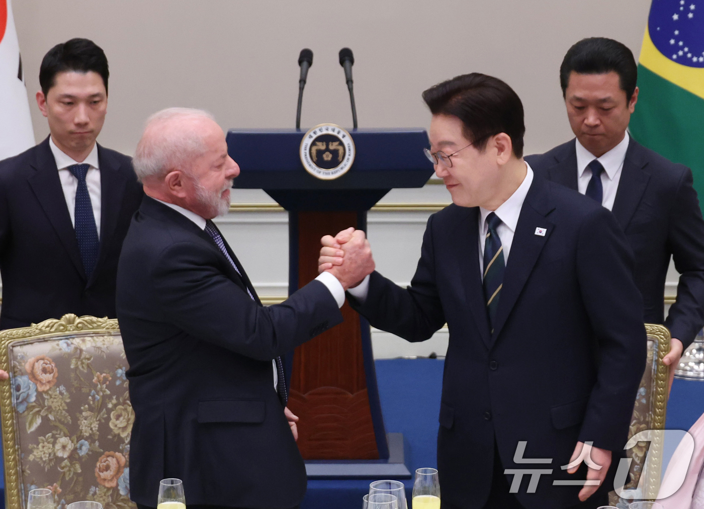 (서울=뉴스1) 이재명 기자 = 이재명 대통령과 루이스 이나시우 룰라 다시우바 브라질 대통령이 23일 청와대에서 열린 국빈 방한 환영 만찬에서 손을 맞잡고 있다. (청와대통신사진기 …