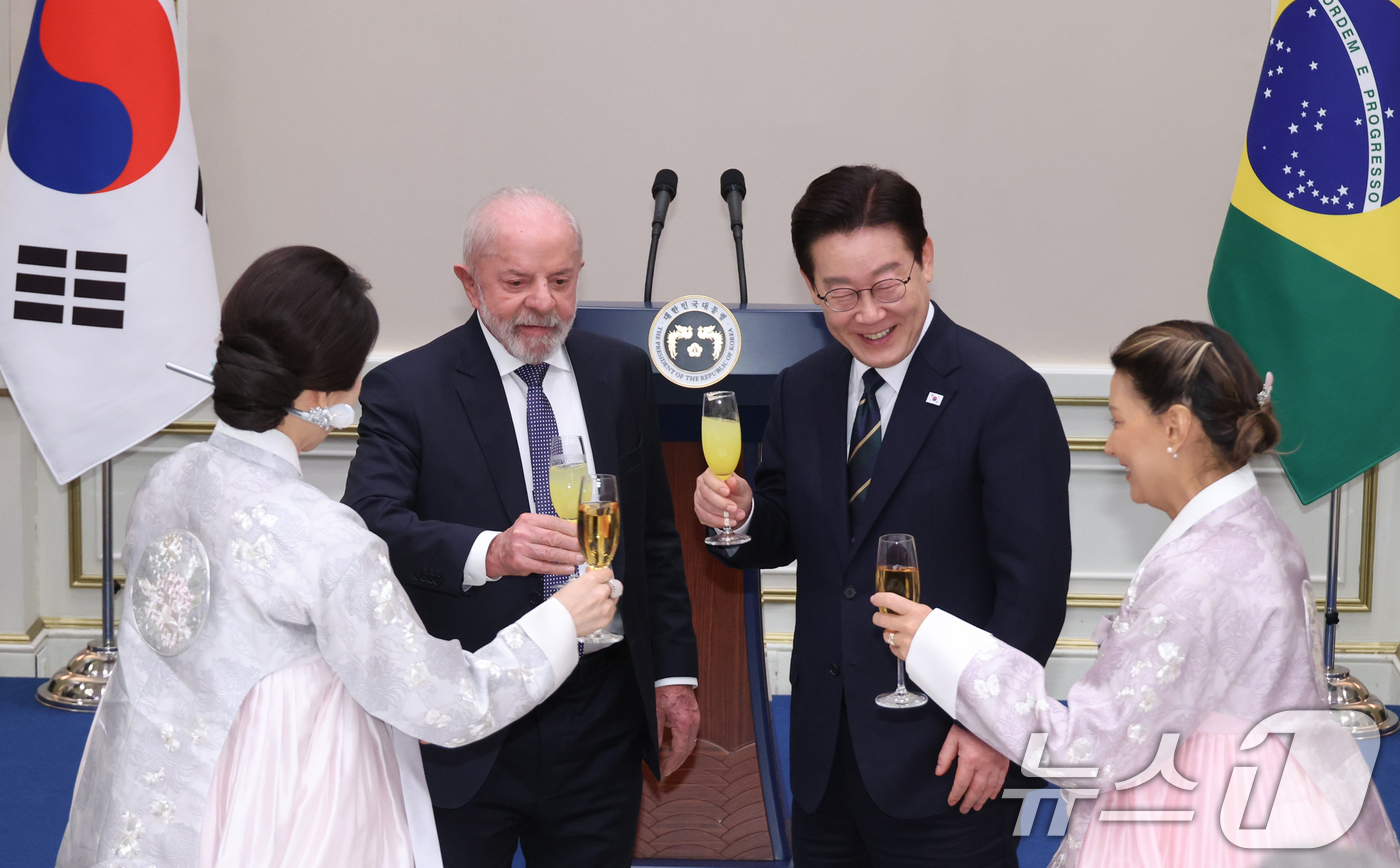 (서울=뉴스1) 이재명 기자 = 이재명 대통령과 루이스 이나시우 룰라 다시우바 브라질 대통령이 23일 청와대에서 열린 국빈 방한 환영 만찬에서 건배하고 있다. (청와대통신사진기자단 …