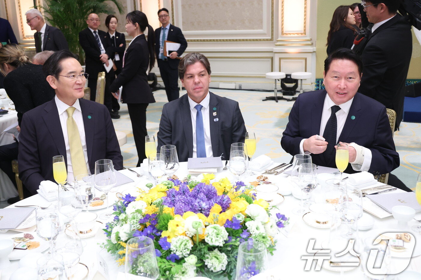 본문 이미지 - 이재용 삼성전자 회장과 최태원 대한상공회의소 회장이 23일 청와대에서 열린 이재명 대통령 주최 루이스 이나시우 룰라 다시우바 브라질 대통령 국빈방한 환영 만찬에 참석해 있다. (청와대통신사진기자단) 2026.2.23 ⓒ 뉴스1 이재명 기자