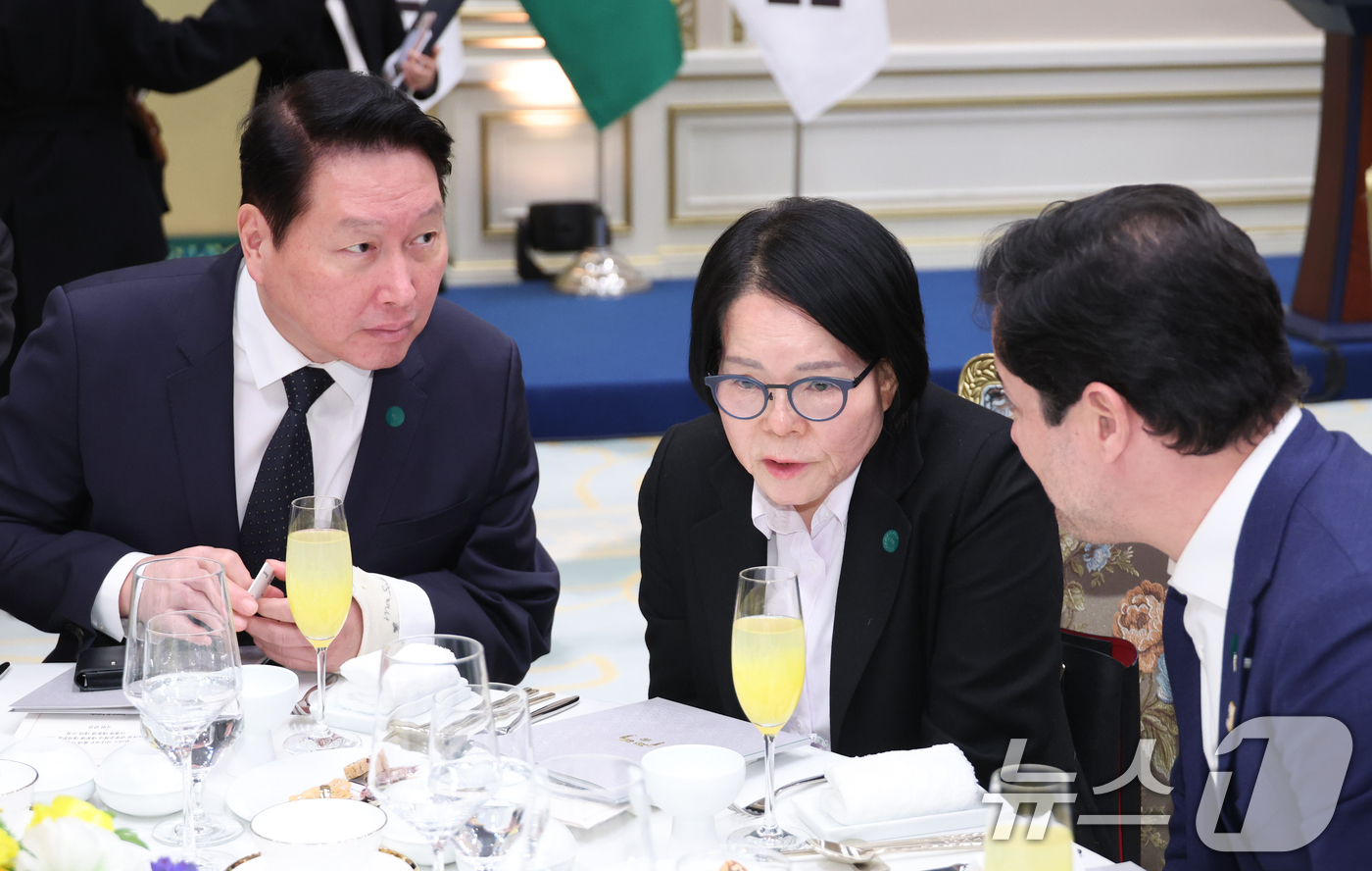 (서울=뉴스1) 이재명 기자 = 최태원 대한상공회의소 회장이 23일 청와대에서 열린 이재명 대통령 주최 루이스 이나시우 룰라 다시우바 브라질 대통령 국빈방한 환영 만찬에서 브라질측 …