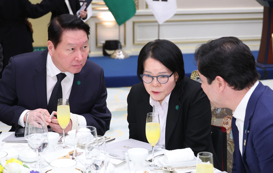 대화 나누는 최태원 회장