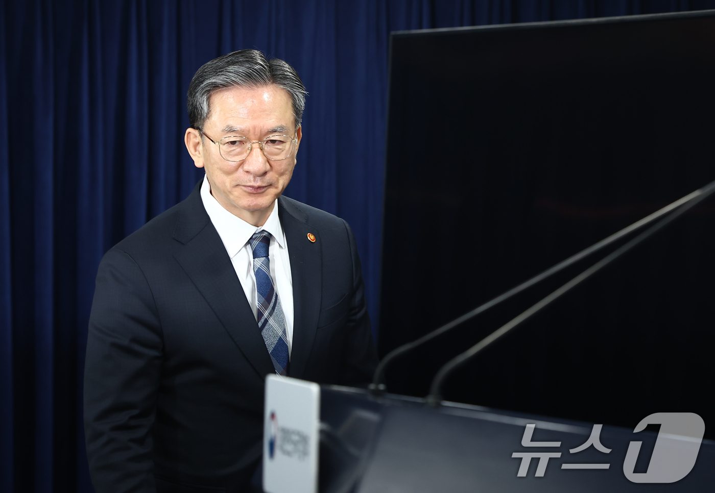 (서울=뉴스1) 김민지 기자 = 정성호 법무부 장관이 23일 서울 종로구 정부서울청사에서 정부가 미국계 사모펀드 엘리엇을 상대로 한 국제투자분쟁(ISDS) 사건 중재 판정의 영국 …